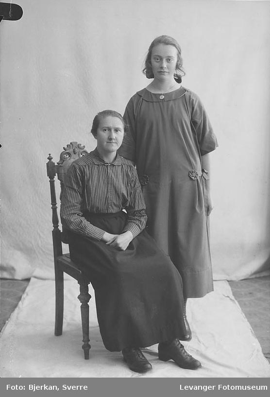 Portrett av Gudrun Antonie Reinås og Olga Reinås