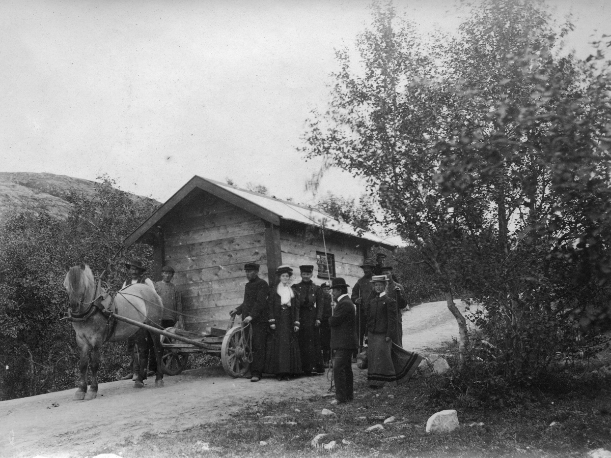 Hest og vogn med en hytte på vei fra verkstedet, 1908.