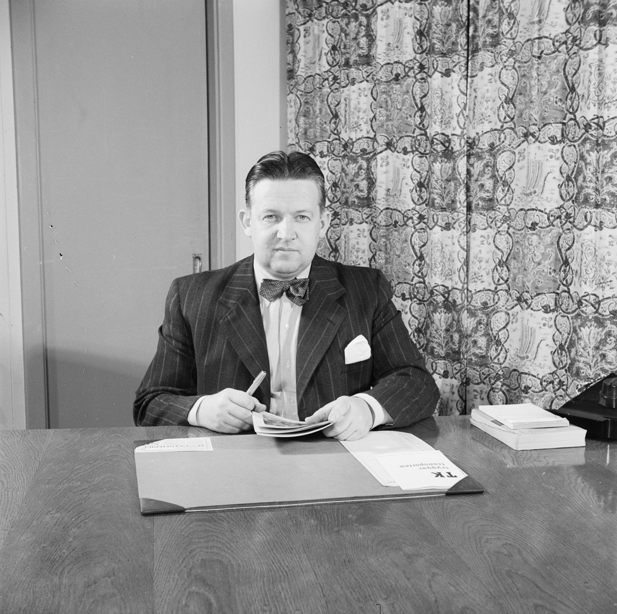 AB Uplandsprodukter, pressvisning, man vid bord, Uppsala oktober 1946