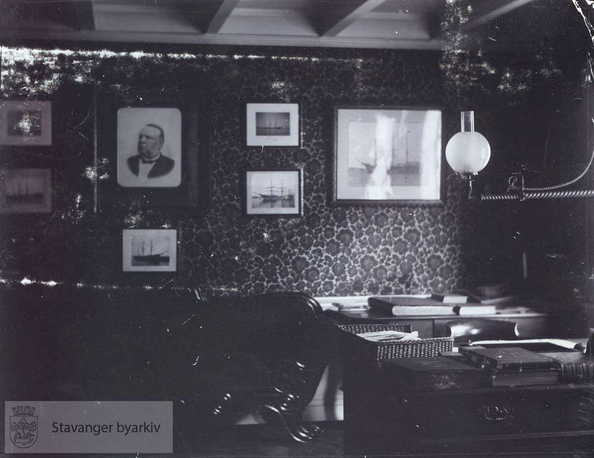 Interiør fra skipsreder Georg T. Monsens kontor i Skagen 10. På veggen henger bilder av rederiets skip og Gabriel Monsen som tidligere holdt til i samme lokaler.