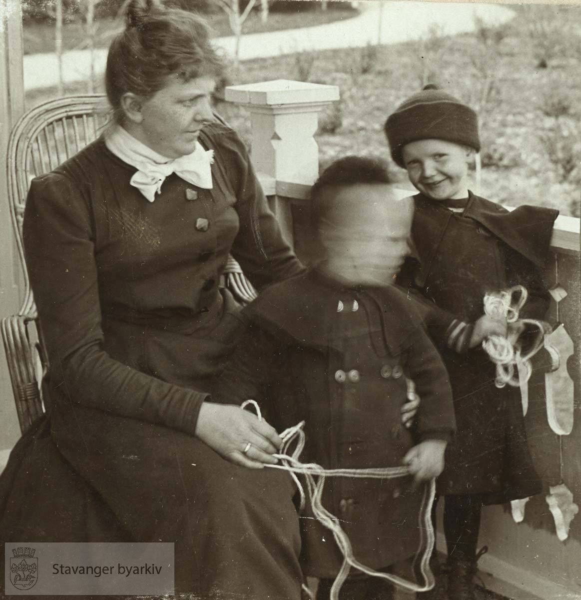 Martha Monsen med Sverre og Håkon i Madlalia, sommeren 1903