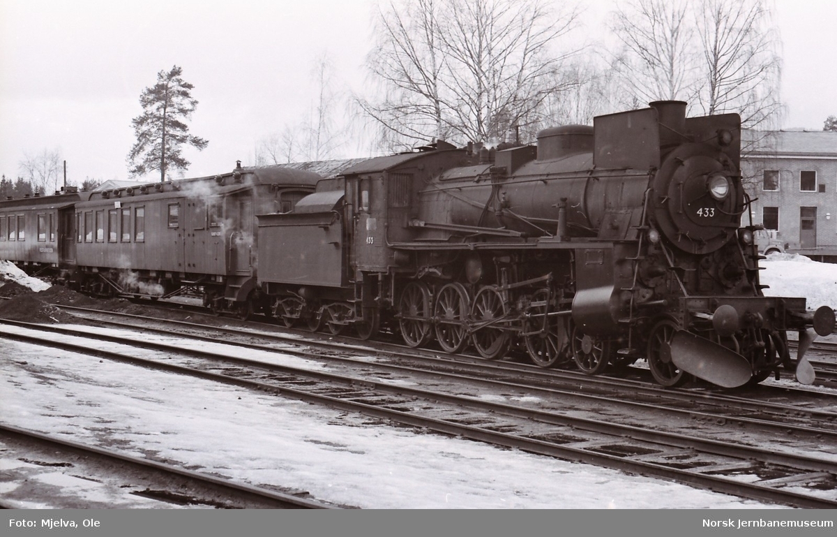 Damplokomotiv type 26c nr. 433 med persontog fra Fagernes til Oslo Ø på Dokka stasjon 2. påskedag 1967.