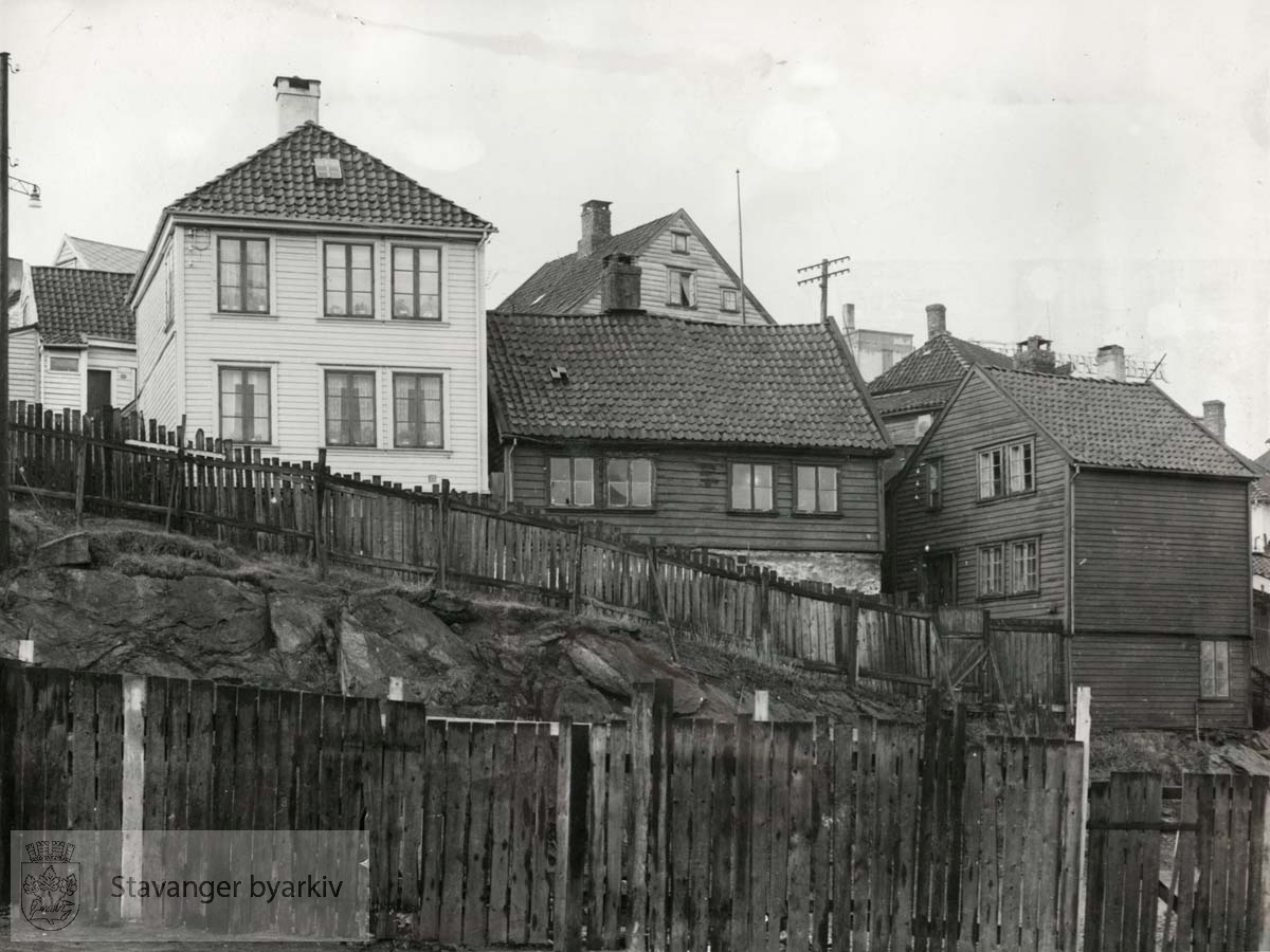 Fra venstre: Øvre Kleivegate 23 (A. Olsen), 21, nedrevet januar 1955, og 19..(Finnes også som BySt020_0036)