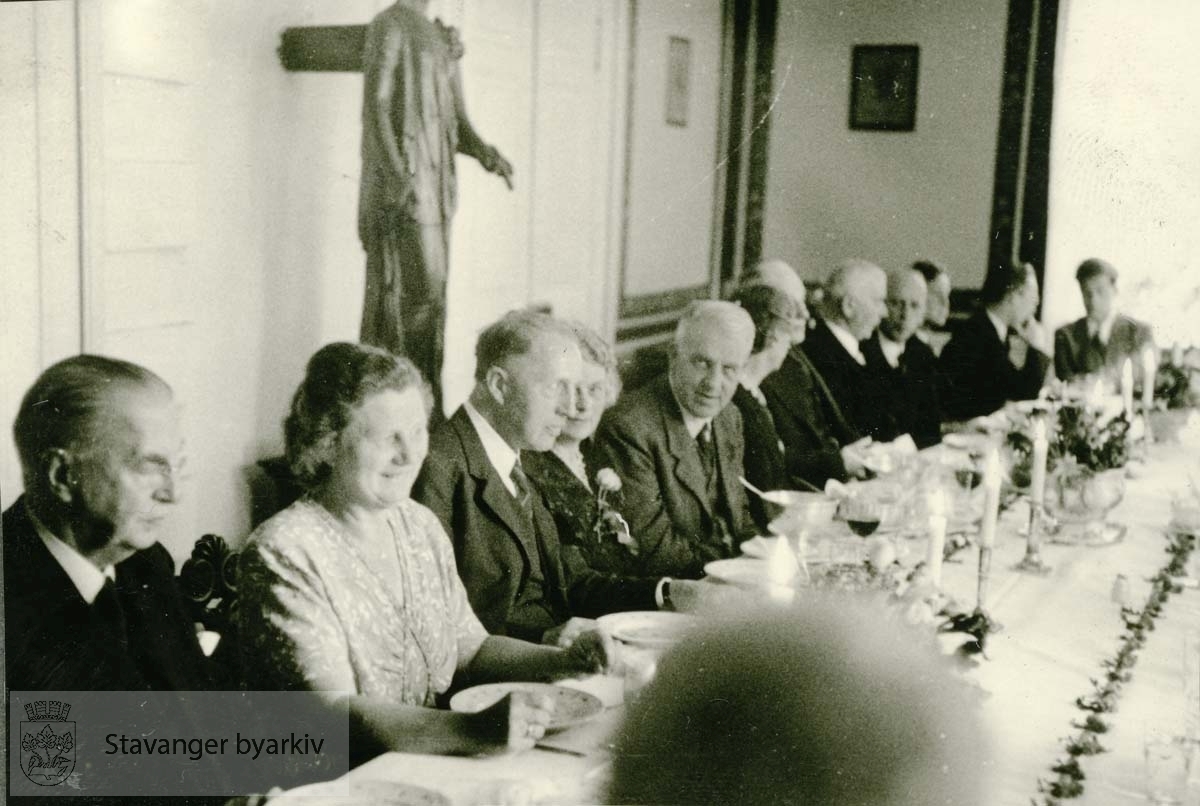 Sommeren 1946: Middag på Ledaal i anledninge professor Seips æresmedlemskap i museet. ..(Fra minnealbum avlevert av familien Hansen. Bildene og dokumentene er dog blitt til som ledd av L.W.Hansens kommunale virke, og er således innlemmet som del av formannskapets bildearkiv)
