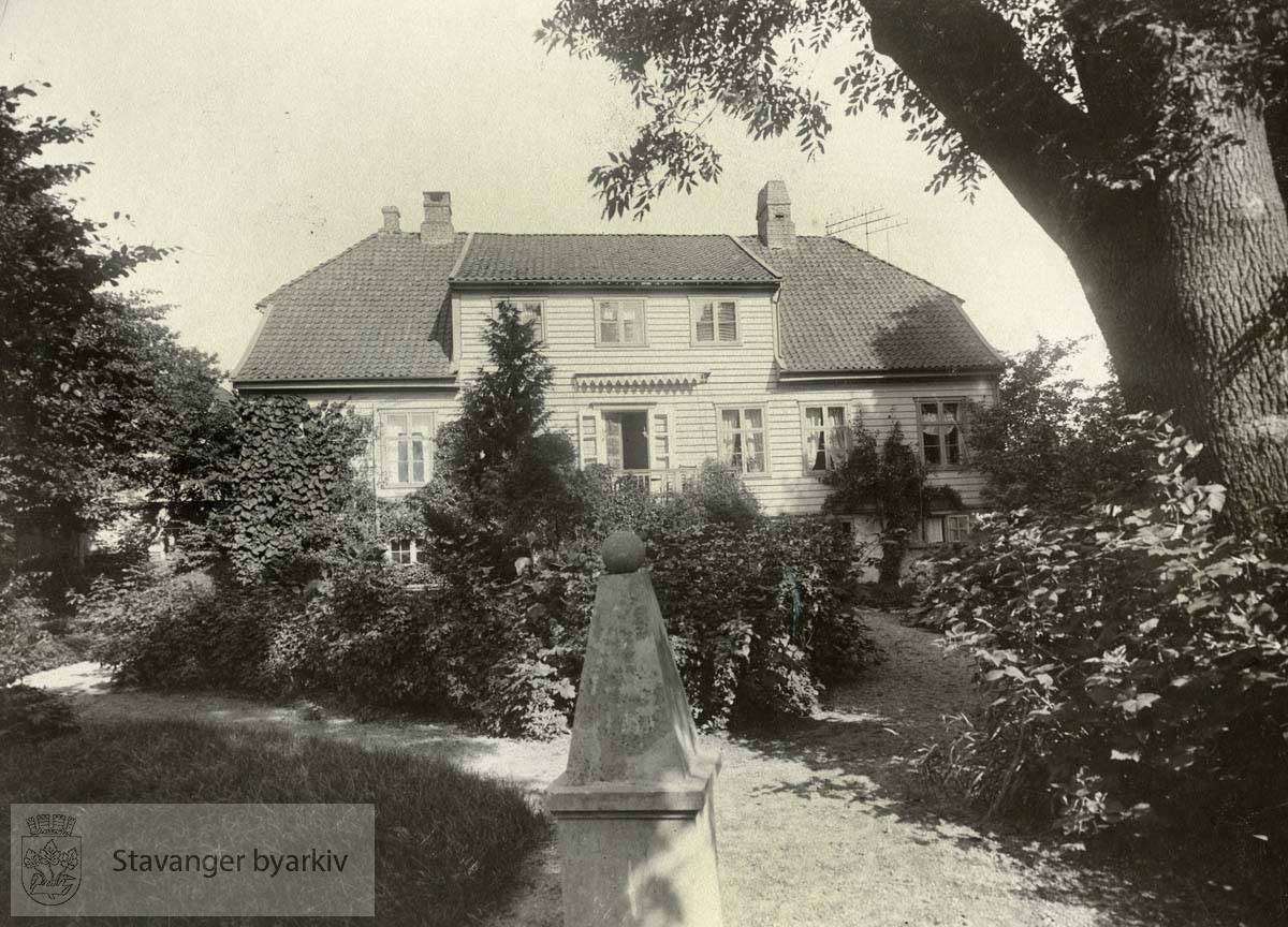 Alexander Kiellands hus fra Breiavannet. (Jfr. 1986_1_070) .Breiavatnet...Kielland sitt barndomshjem som han flyttet tilbake til i 1888.