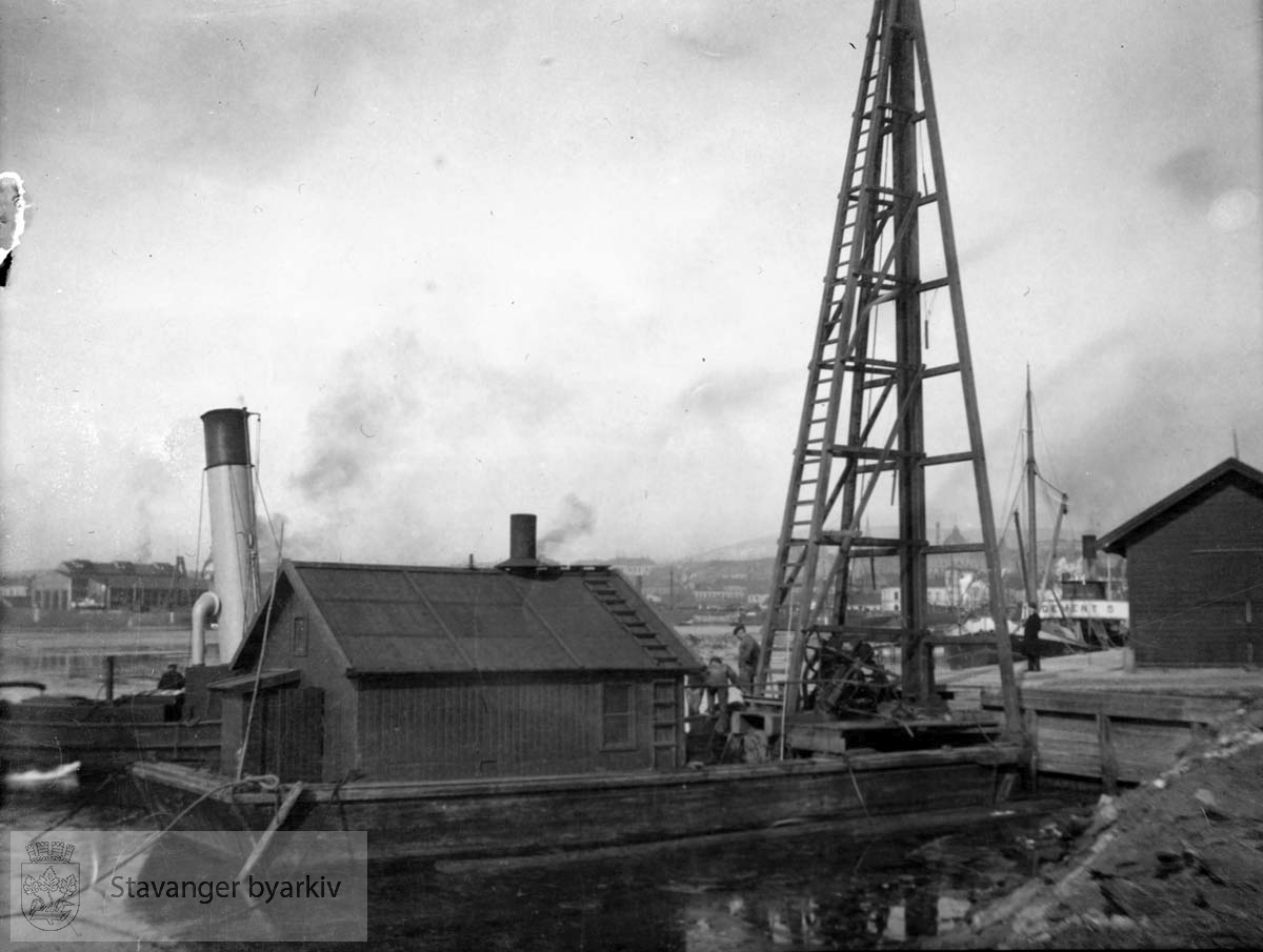Kranbåt og andre fartøy liggende ved kaien, Buøy