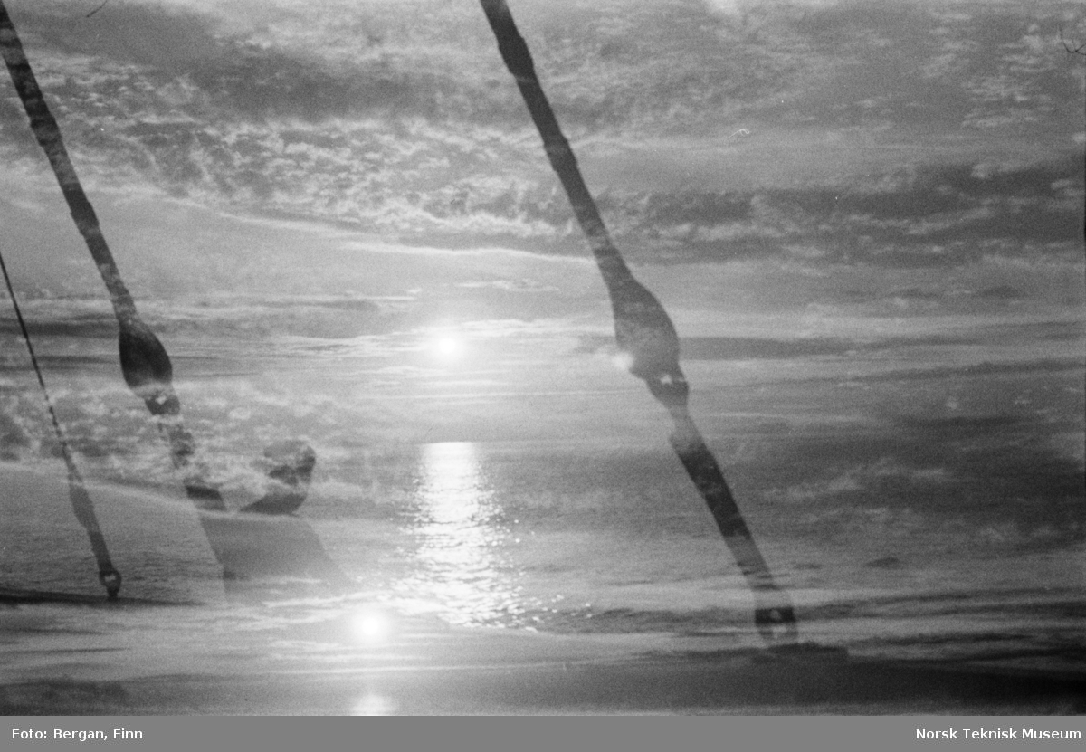 Person som betrakter solnedgang fra et skip (dobbelteksponering)