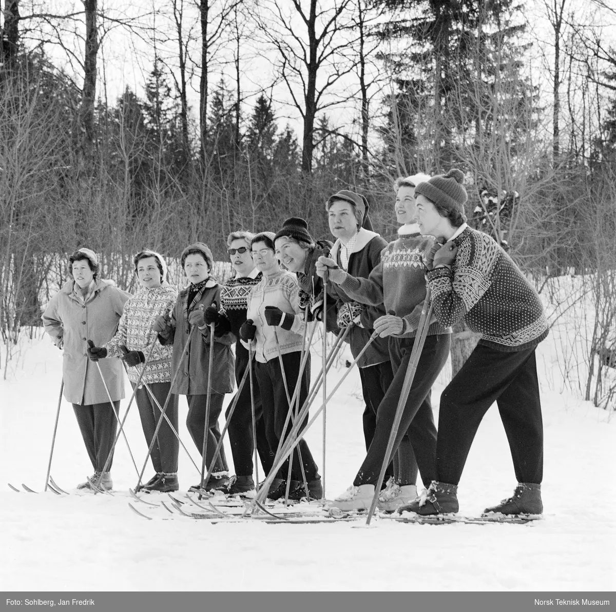 Skikurs for husmødre vinteren 1963. Fra en serie til en artikkel i Norsk Dameblad nr. 14, 1963, kalt "Trysil-Ola og tretten husmødre". v/ AKS.