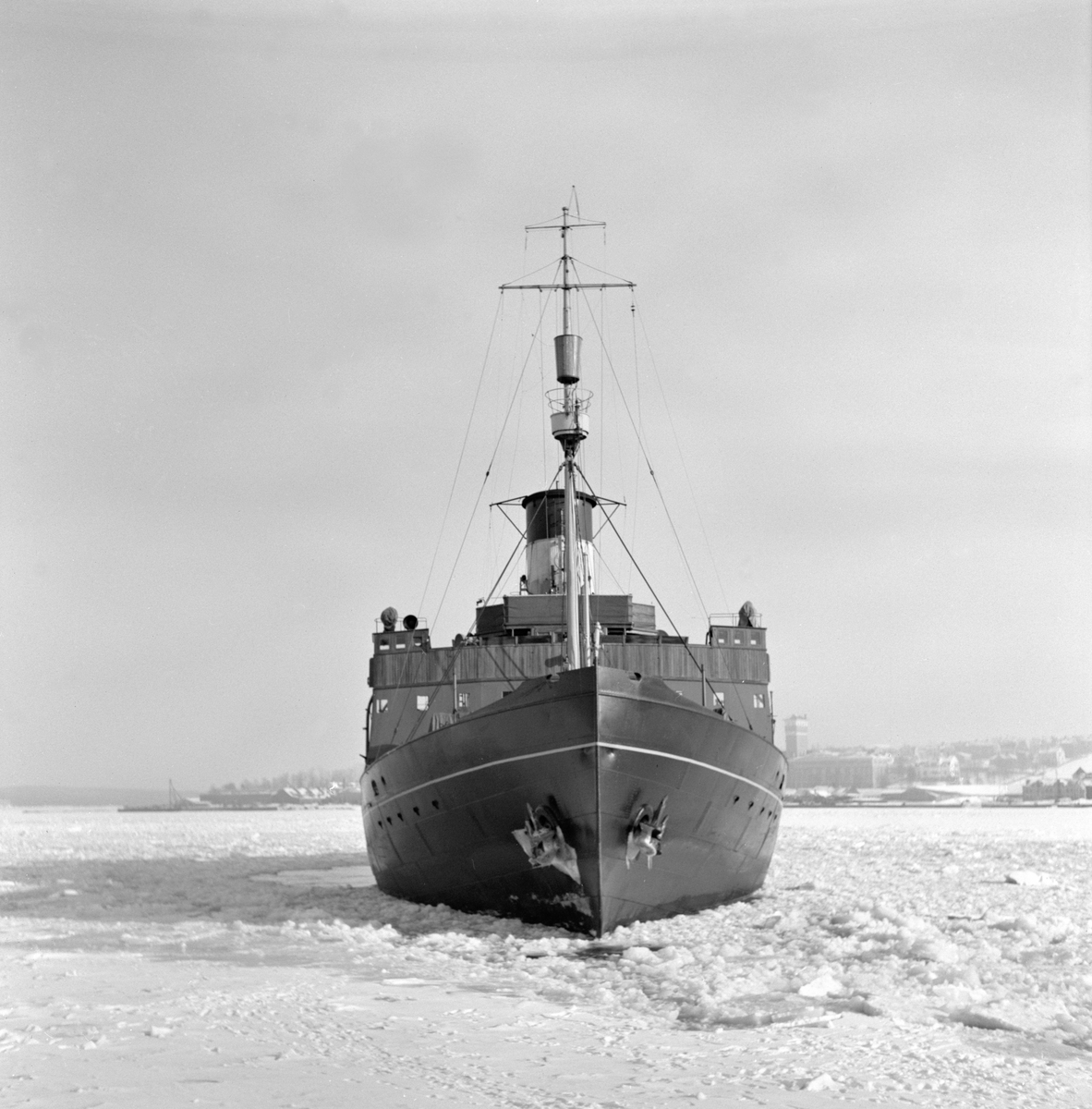 Fartyg i Härnösands hamn vid bärgningsförsök av nödlandade flygplan B 18 efter flygning i hårt väder i februari 1946.