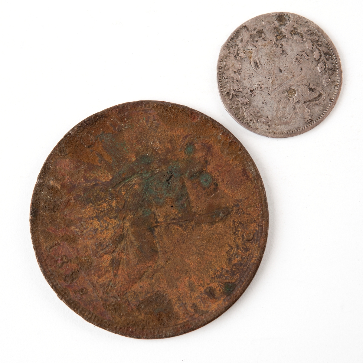 Brittiska mynt präglade 1885 respektive 1888