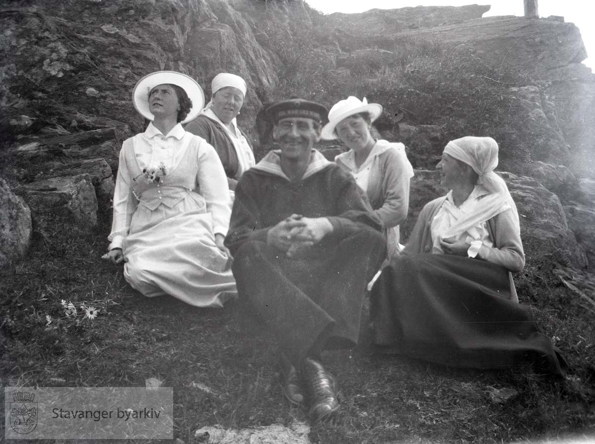 Matros og fire kvinner ved en knaus.