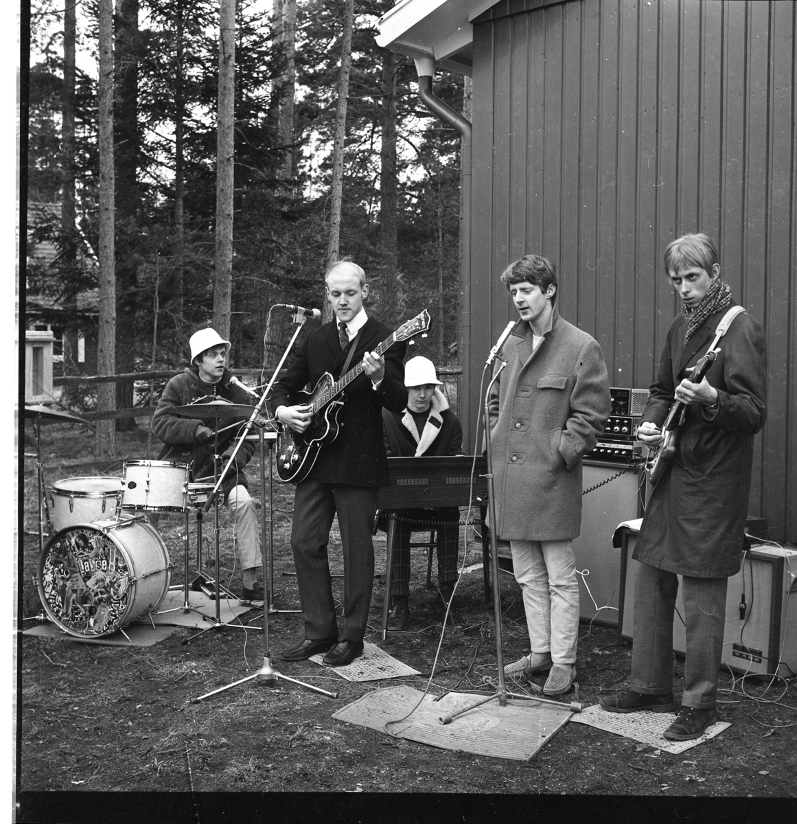 En orkester som spelar musik i en okänd park/trädgård. Från vänster Lars Kassholm, Bengt Svensson, Christer Claesson Mats Kassholm samt Arne Larsson.