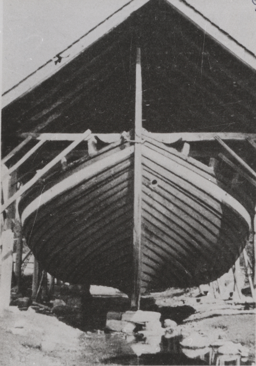 Nordfjordjekt, - i båtskjul med ramme (vaul) 1932