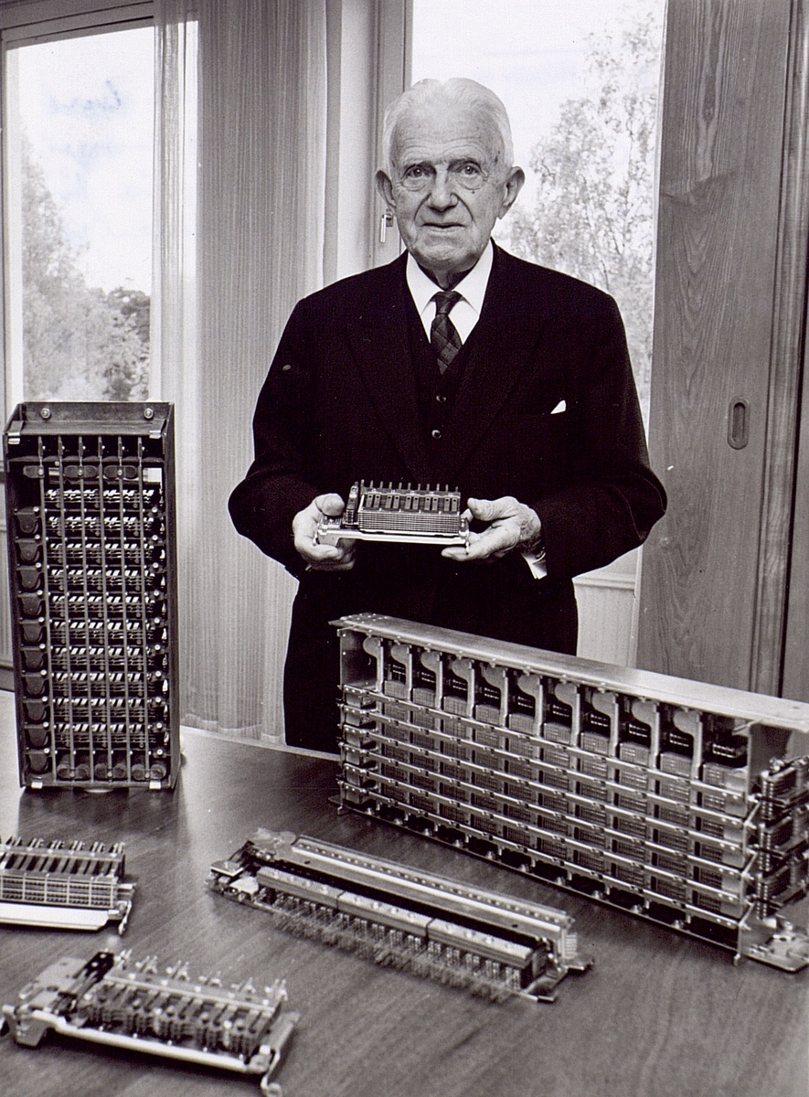 Ingenjör Nils Palmgren bredvid koordinatväljare från 1919 respektive 1969.