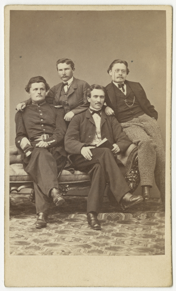 Porträtt av ingenjör Oscar Wickman, kamrer Carl Gustaf Lundell och två okända män.