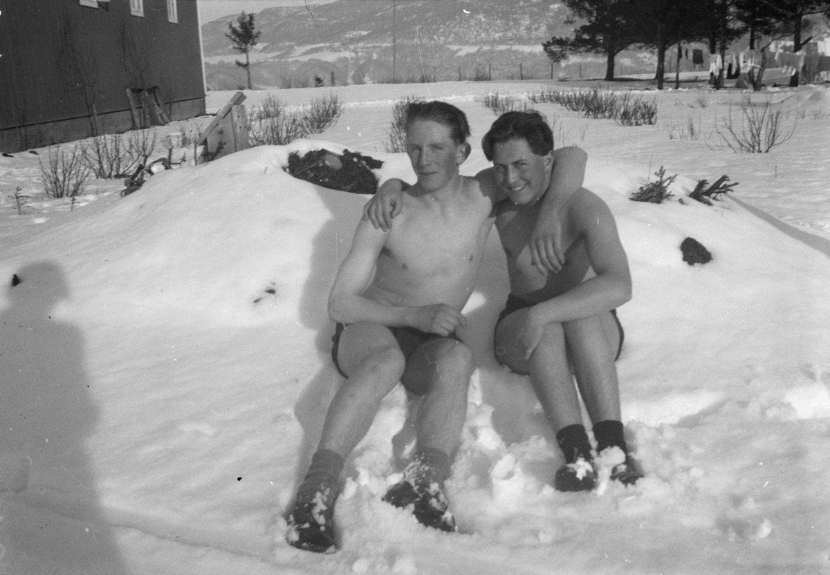 To menn i badebukser i snøen