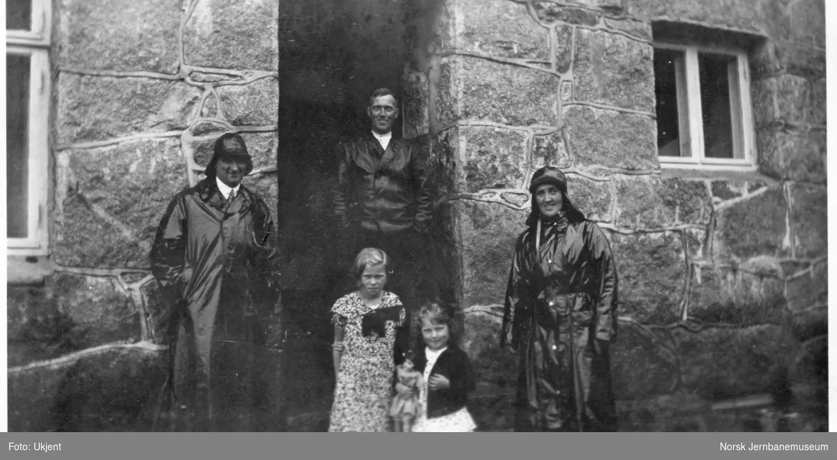 Ole Fotland, Harald Romslo og Borhild Fotland med døtre på Myrdal stasjon.