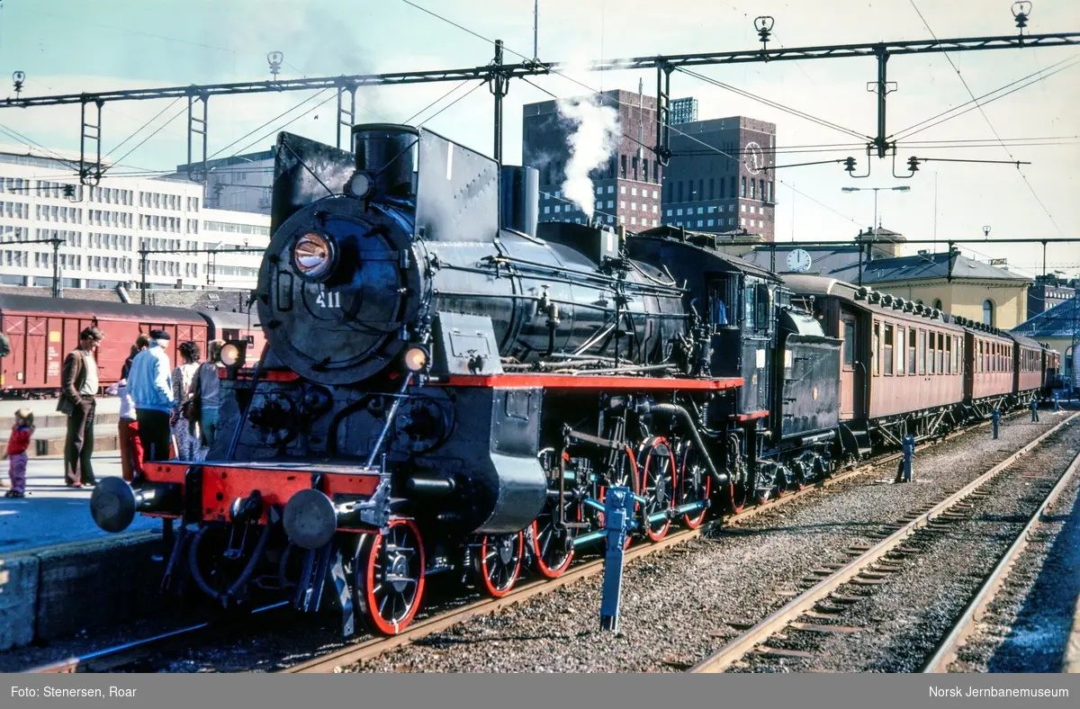 Damplokomotiv 26c 411 med veterantog på Oslo V.