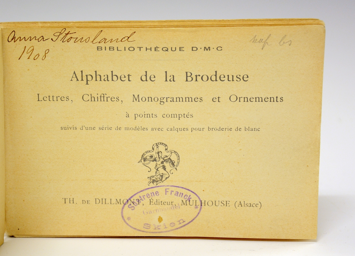 Mønsterbok for broderi. Liten, fransk bok som viser broderimønster bl.a. bokstaver, dyrefigurer, monogrammer og symboler.