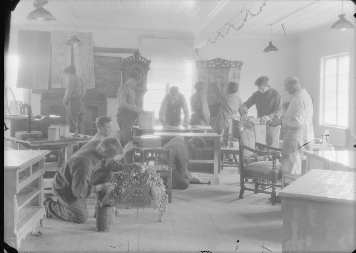 Elever i arbeid med utskjærte møbler i tegnesalen ved Hjerleidske minne ca 1930
