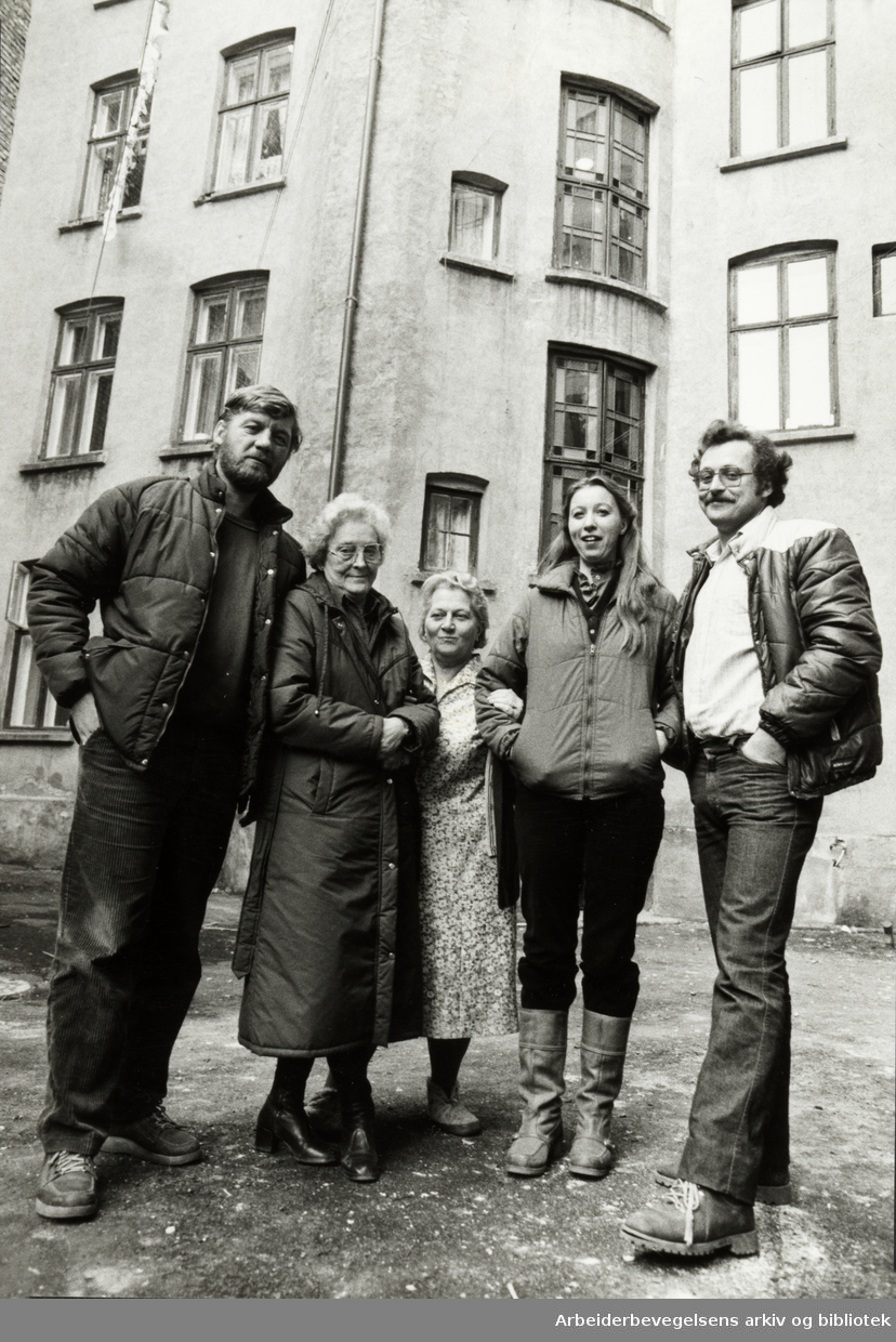 Grünerløkka. Toftes gate 30. Beboere, fra v.: John Christensen, Mary Bastiansen, Gullveig Andersen, Else-Marie og Carsten Schei. Januar 1983
