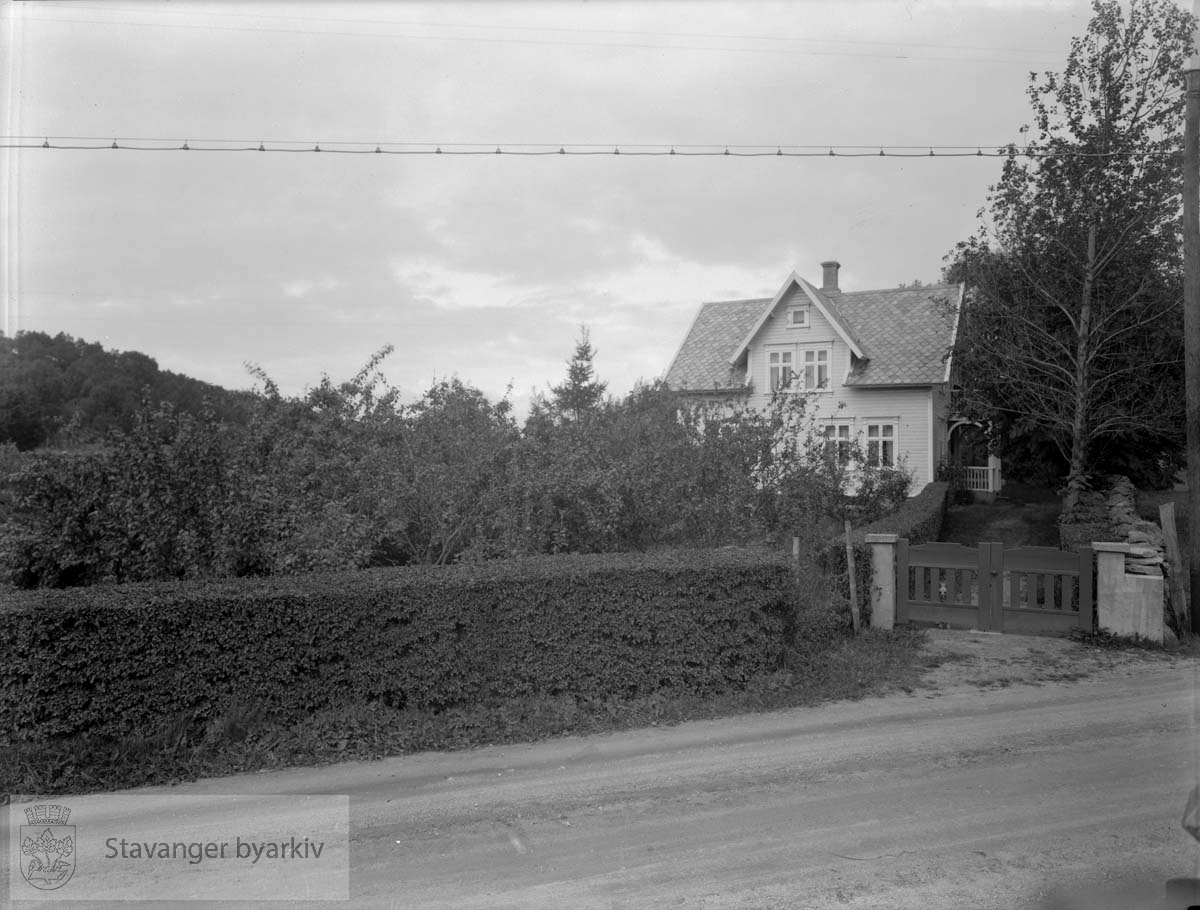 Huset til Knut Tau, på Tau. Knut Tau var møllearbeider, ifølge adresseboken for Rogaland fylke i 1930.