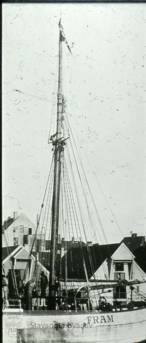 Stavanger var ekspedisjonens første havn i Norge. Ekspedisjonen hadde vart i fire år. "Fram" lå i Stavanger fra lørdag 19. til mandag kveld, 22. september 1902. ...Seilbåt.Seilskute.Seilskip