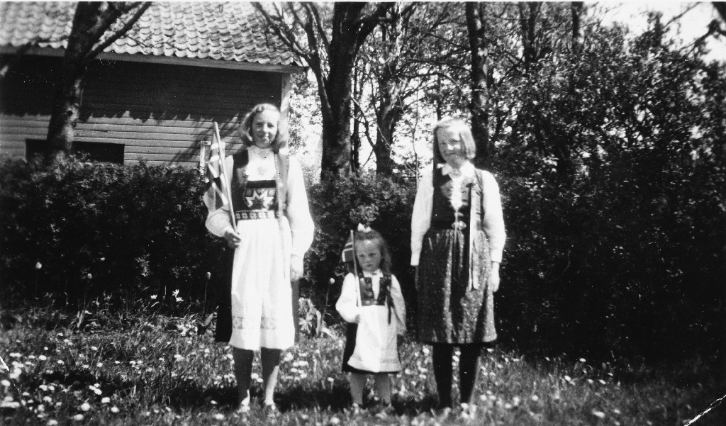 Tre søstre fråTime øvre 17. mai 1950. Ingrid Bjørg Time , g. Grødem, Anne Marie Time og Siri Oddrun Time g. Slettebø.