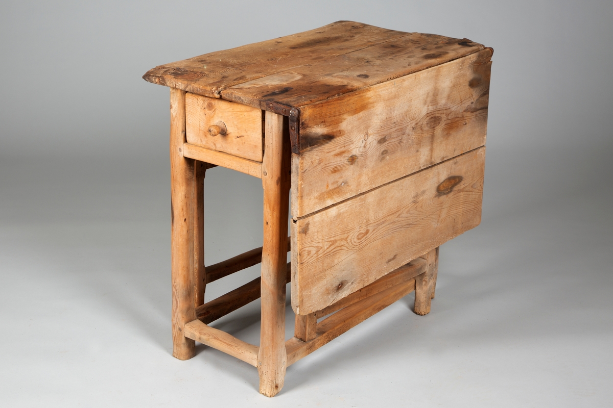 Kjøkkenbord i tre. Sideklaffer, Langsgående skuff i lengderetningen. 
Tradisjonell form
Produsert ca 1850