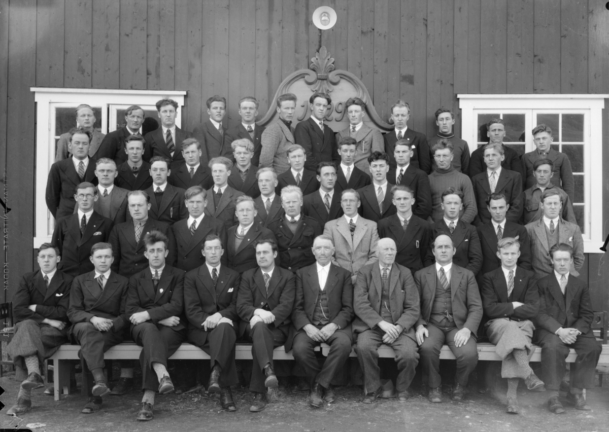 Elever og lærere ved Hjerleids husflidsskole, Hjerleids Minne, Dovre