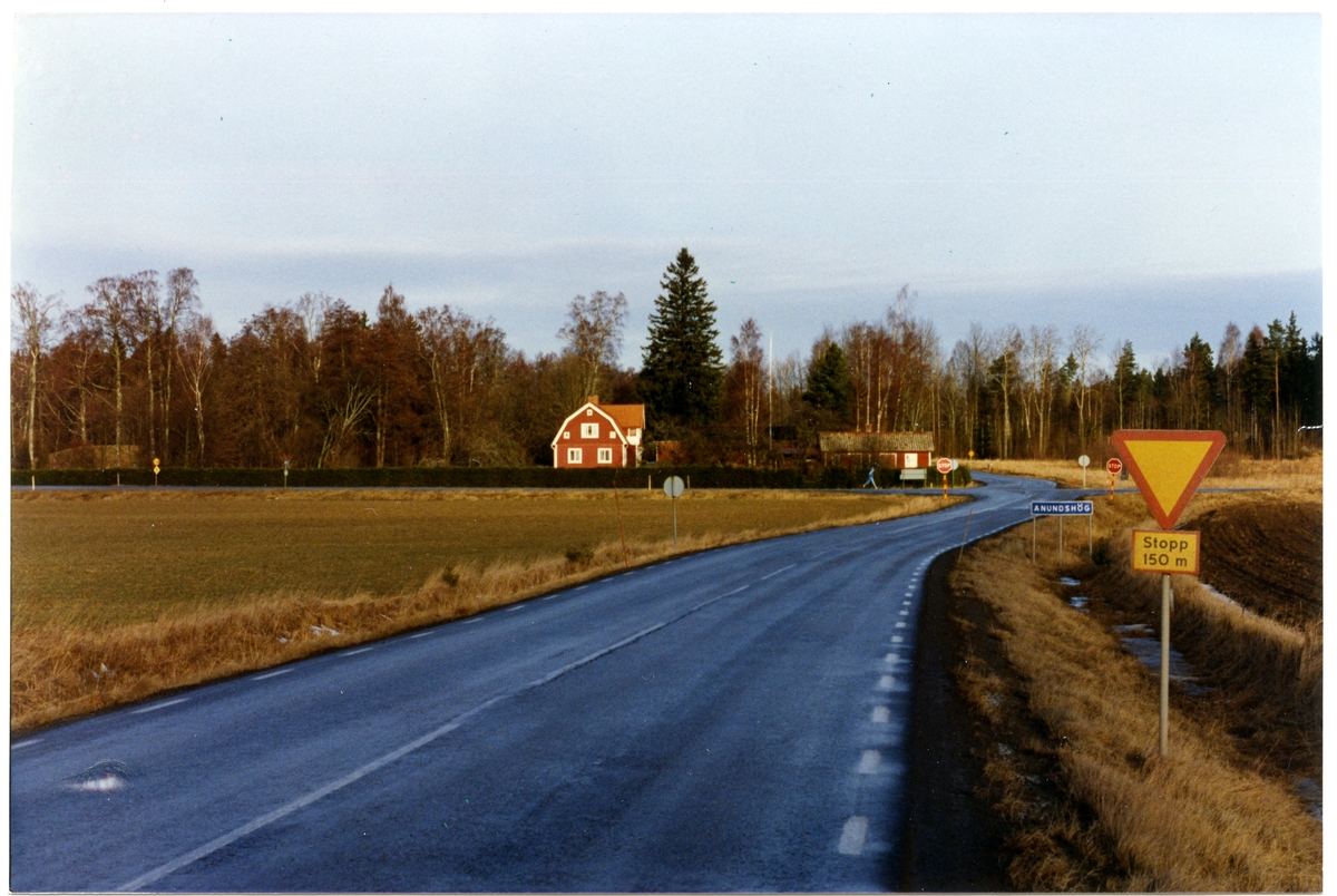 Badelunda sn, Anundshögsområdet, Långby.
Tortunavägen vid Anundshög, 1992.