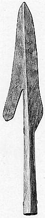 Spydspiss av jern fra yngre romersk jernalder av typen Rygh 210 med en mothake. Funnet i en gravhaug på østre La i 1846.