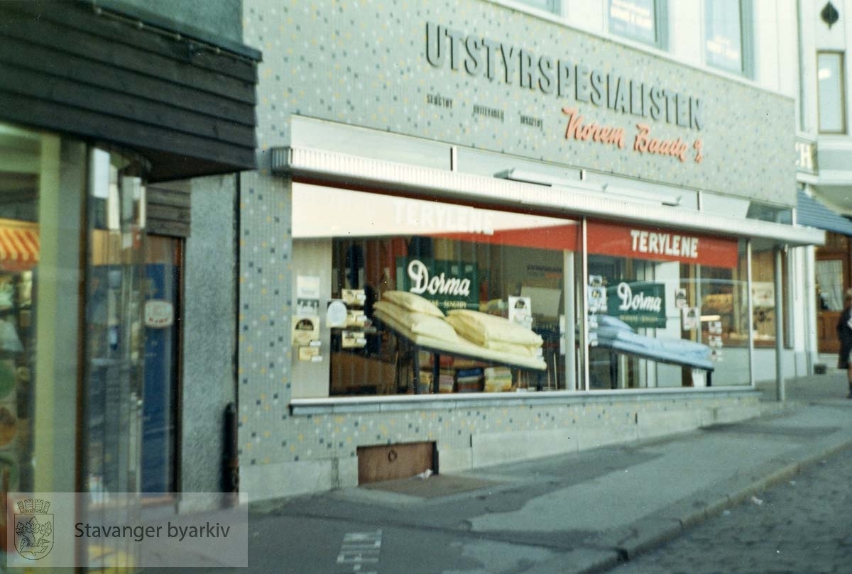 Utstyrsspesialisten ble åpnet 04.11.1966 i Kirkegata 5. Norem Baades avdeling for sengetøy, hvitevarer og dekketøy. Utskilt fra PA293.