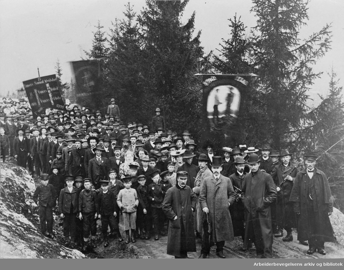 1. mai-demonstrasjon i Gulsvik i Flå, 1906. Med flosshatt og paraply i forgrunnen ser vi dagens hovedtaler, journalisten (Social-Demokraten) Einar Li