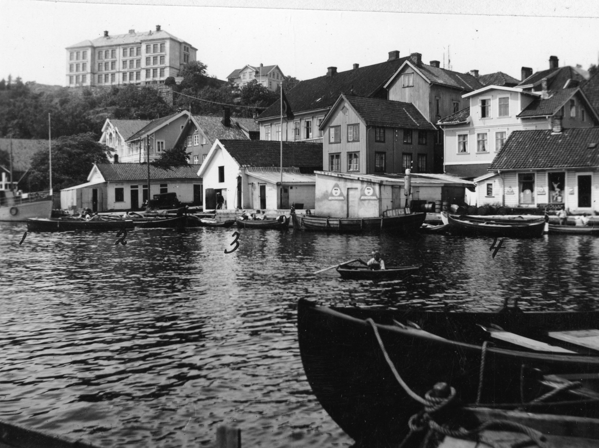 Carl Hansens brygge,  Victoria hotel og Kragerø folkeskole i bakgrunn. Kragerø ca 1935