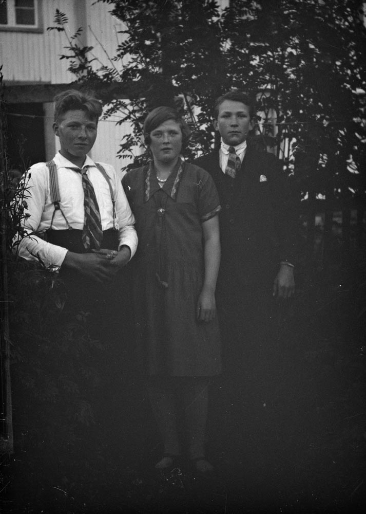 Leirfjord, Ulvangen. En gruppe ungdommer. F.v: Bjarne Benjaminsen, Arna Benjaminsen og Arthur Myrvang.