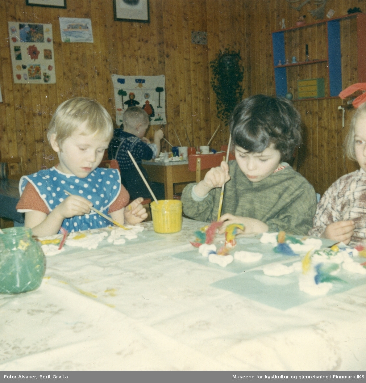 Honningsvåg. Barn maler påskepynt i Klubben barnehagen. 1965-66.