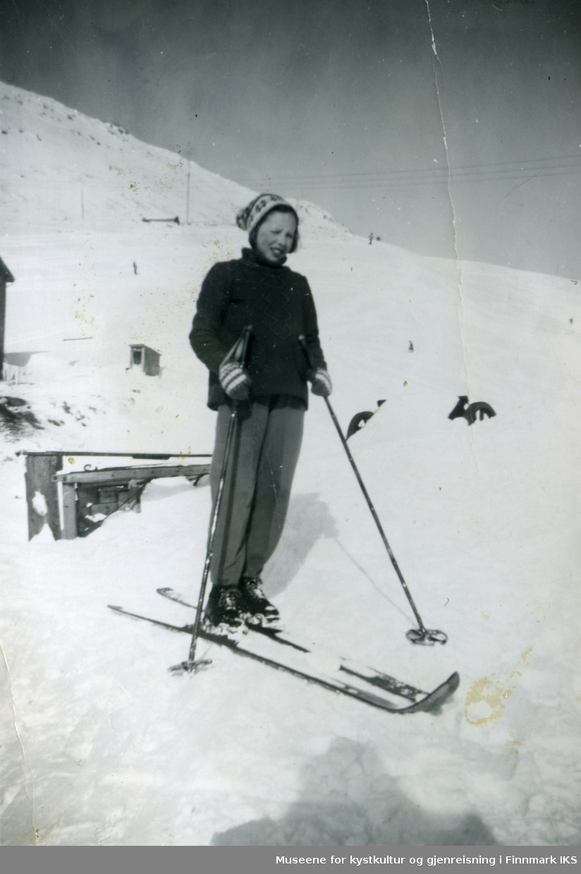 Honningsvåg. Berit Grøtta på ski. Ca. 1955.