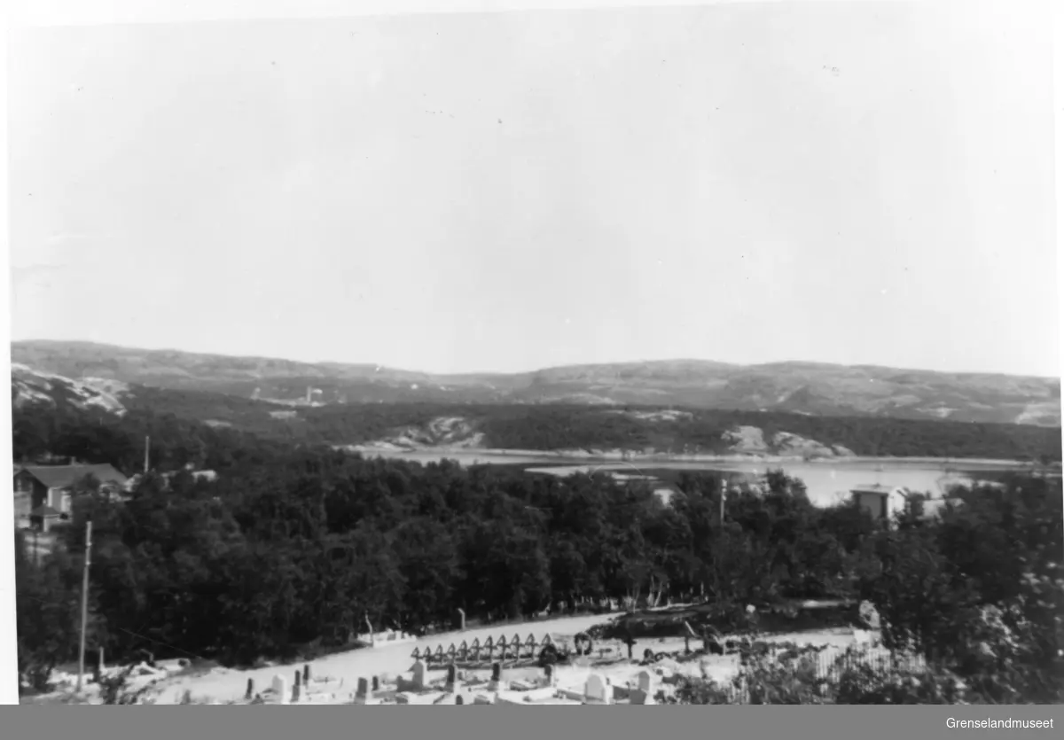 Kirkenes kirkegård 1941. det gamle gravkapellet i bakgrunnen ...