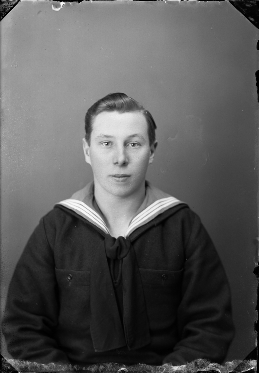Ung man i sjömansuniform, Östhammar, Uppland