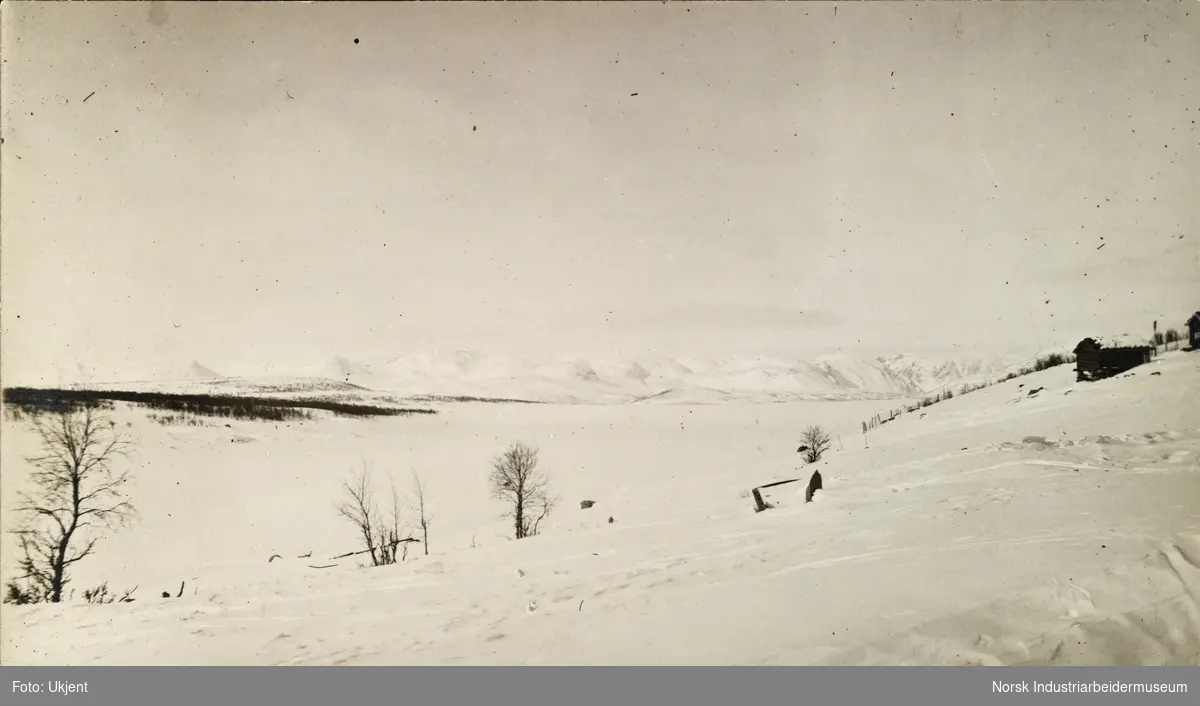 Vinterlandskap. Utsikt mot snødekt innsjø og fjell