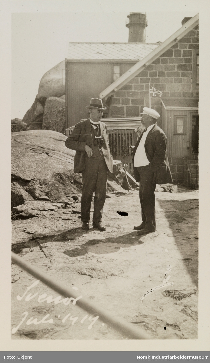 To menn på Svenner (Svenør) fyr i 1919