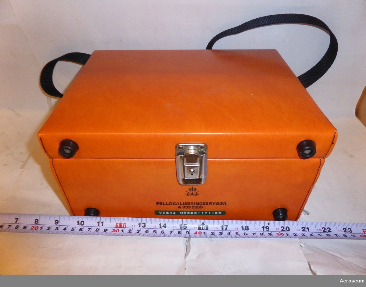 En orange televäska med en svart resistansbrygga i bakelit och en mätspänningskälla i grå metall. Tillverkade av Yokogawa Electric Works, Ltd. från Japan.