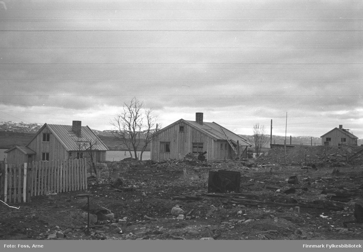 Gjenreisning er i gang i Vadsø, i mai-juni 1947.