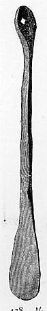 Jernbarre som type Rygh 438. Barren har form nærmest som ei langstrakt øks, med et rombeformlignende tverrsnitt i den smale enden. Nederst er det flatet ut som en egg. Rest av et hull i den smale enden.