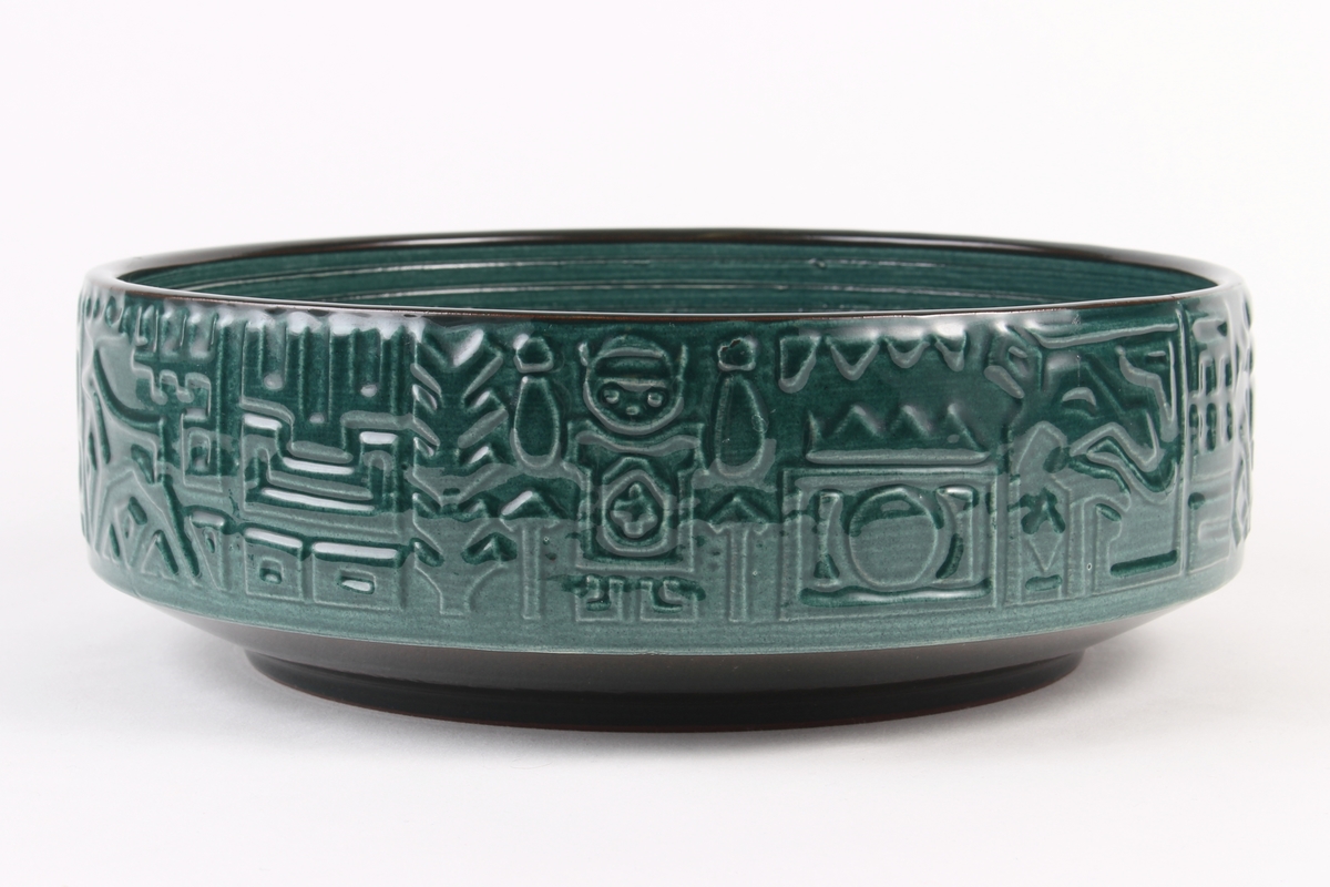 Skål som utvendig er dekorert med relieff som viser vikingmotiv. Innvendig med spiralformet dekor.