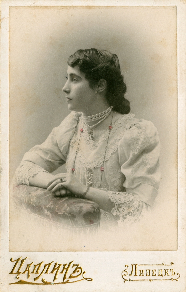 Portrett av Valentine Rostin Svendsen, 1906. Hilsen på fransk skrevet på baksiden.