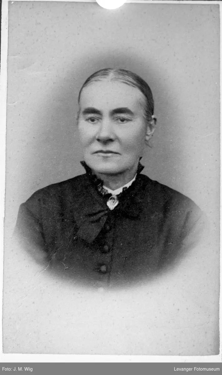 Anne Larsdatter Stiklestad Moksnes, repro fra en papirkopi av fotograf J.M.Wiig. Arkivet gikk tapt etter bybranenn i 1897.