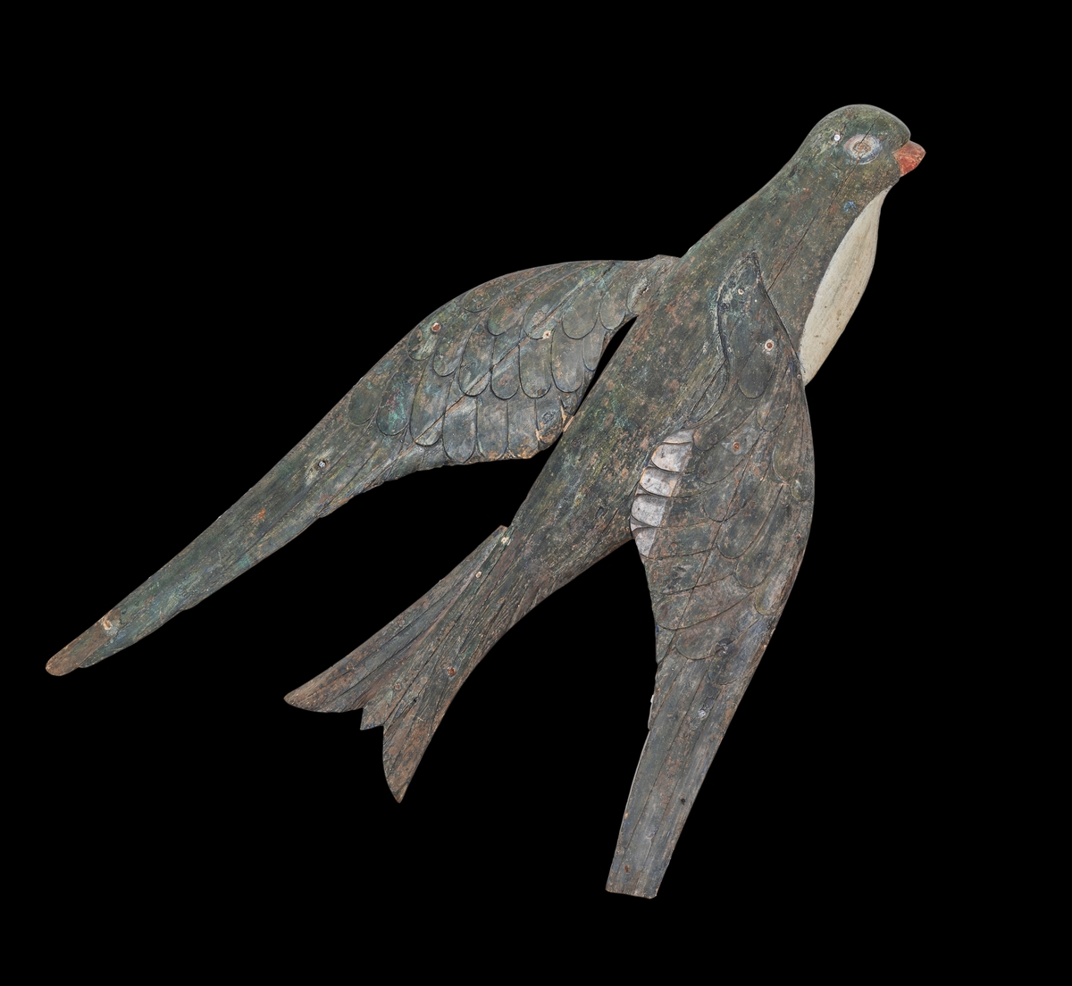 Akterskeppsskulptur i par, svalor med halvt utbredda vingar skurna i låg relief. Målade i grön, blå och svart oljefärg. Näbb röd, bröst vitt