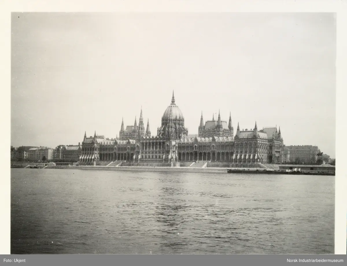 Ungarns parlamentsbygning i Budapest sett fra Donau